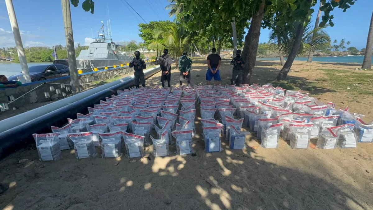 Interceptan otra narcolancha con 978 paquetes de presunta cocaína; capturan a tres venezolanos