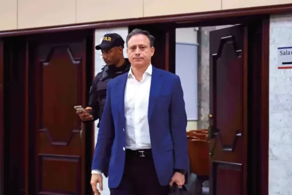 Jean Alain presenta incidentes ante tribunal tras asumir su propia defensa
