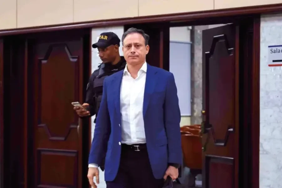 Jean Alain presenta incidentes ante tribunal tras asumir su propia defensa