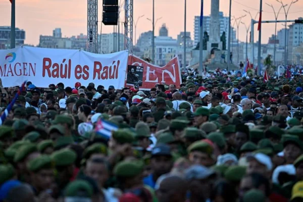 Cubanos se concentran frente a embajada de EEUU en Cuba en defensa de Raúl Castro