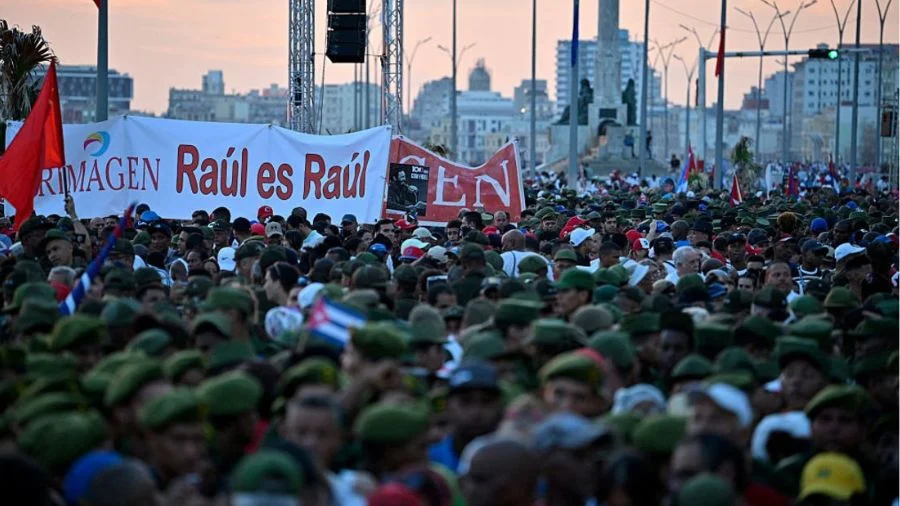 Cubanos se concentran frente a embajada de EEUU en Cuba en defensa de Raúl Castro