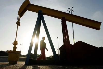 Los futuros del petróleo suben un 3 % tras críticas de Trump a la respuesta de Irán