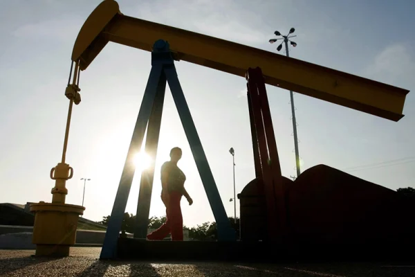 Los futuros del petróleo suben un 3 % tras críticas de Trump a la respuesta de Irán