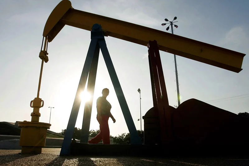 Los futuros del petróleo suben un 3 % tras críticas de Trump a la respuesta de Irán