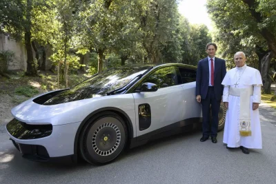 El papa León XIV se sienta al volante del primer Ferrari eléctrico