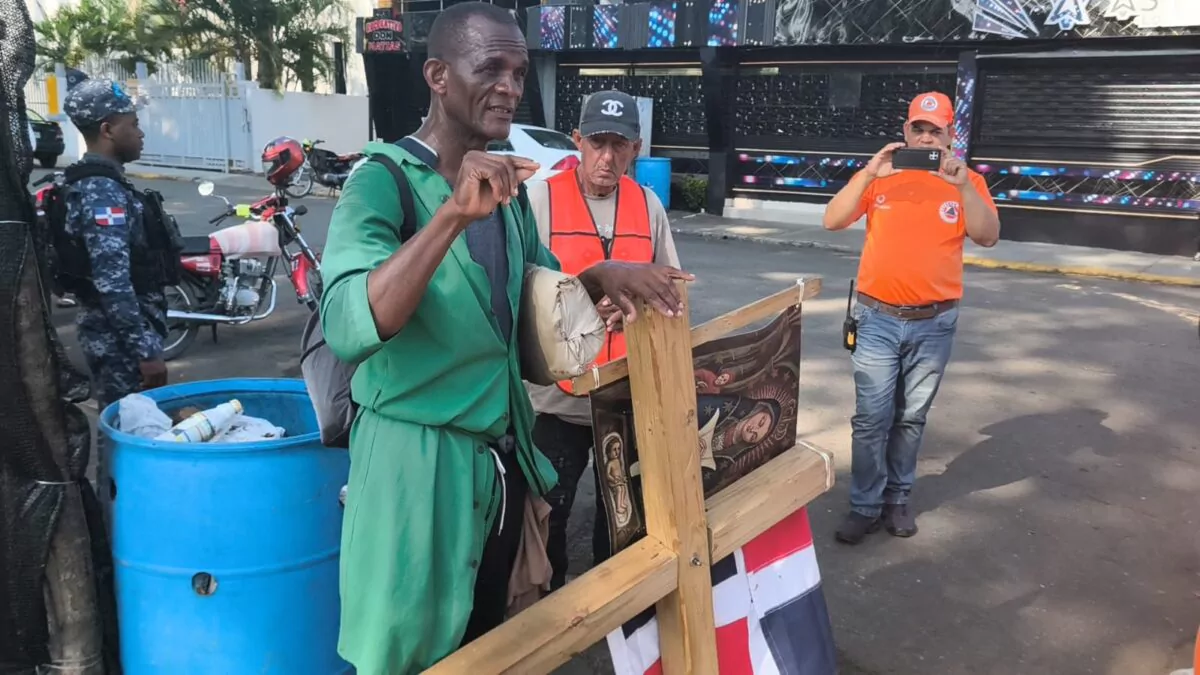 Peregrino recorre a pie ruta desde Villa Altagracia hasta Dajabón