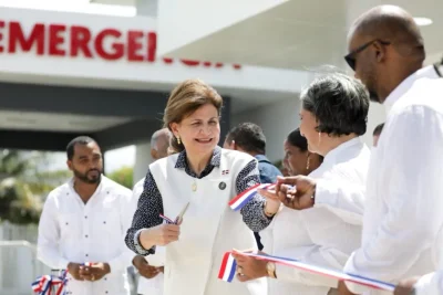 Raquel Peña entrega hospital renovado en Sábana de la Mar