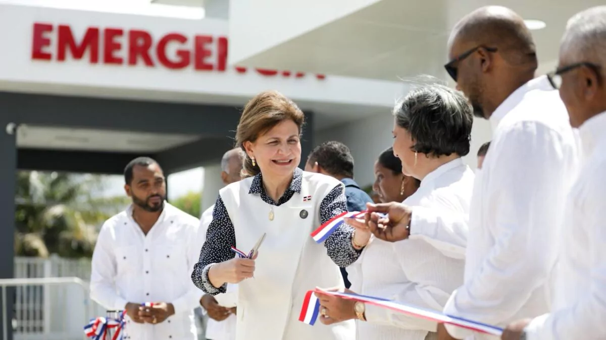 Raquel Peña entrega hospital renovado en Sábana de la Mar