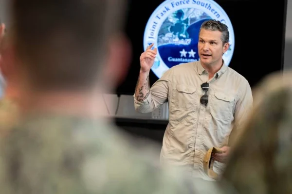 Secretario de Defensa Pete Hegseth aterriza en la base naval de Guantánamo