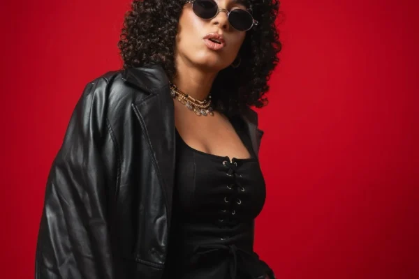 Ivy Negro llevará su universo visceral a Santiago este 13 de junio
