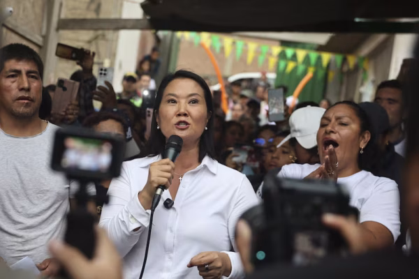 Keiko Fujimori mantiene la delantera, pero su ventaja se reduce al 85 % del escrutinio en Perú