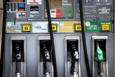 Gobierno reajusta combustibles y activa período de congelación de precios