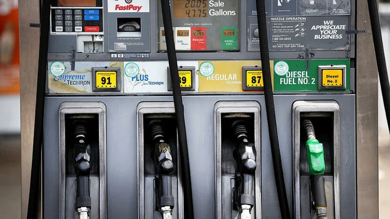 Gobierno reajusta combustibles y activa período de congelación de precios