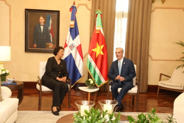 Presidente Abinader y su homóloga de Surinam se reúnen en el Palacio Nacional