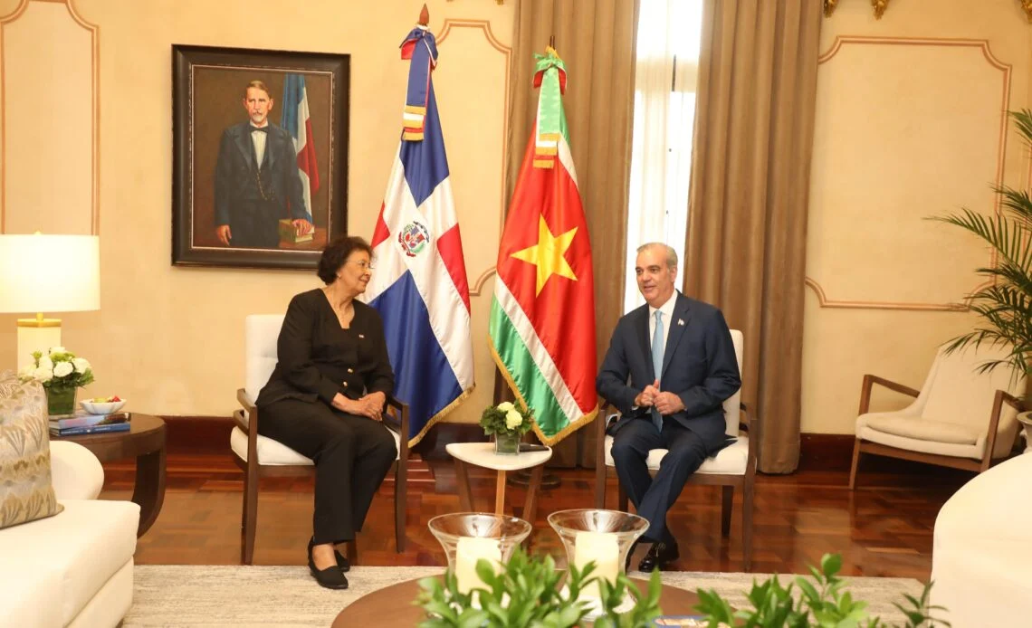 Presidente Abinader y su homóloga de Surinam se reúnen en el Palacio Nacional