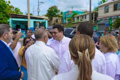 David Collado supervisa construcción de obra en los Bajos de Haina