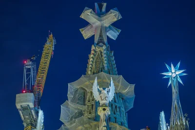 El rostro de Gaudí dibujado en el cielo culmina la bendición de la Torre de Jesús