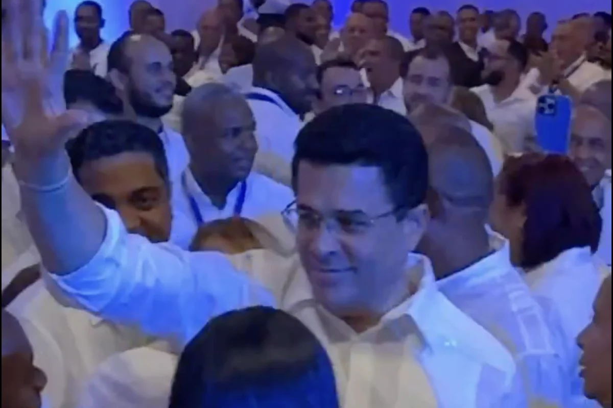 "¡Llegó David!": Así reciben a David Collado a la reunión ordinaria del Comité Nacional del PRM