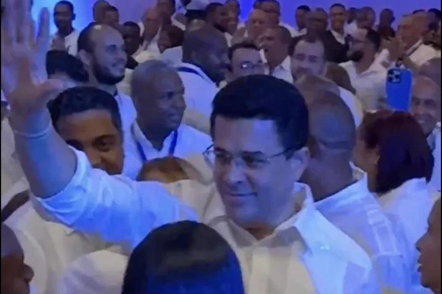 "¡Llegó David!": Así reciben a David Collado a la reunión ordinaria del Comité Nacional del PRM