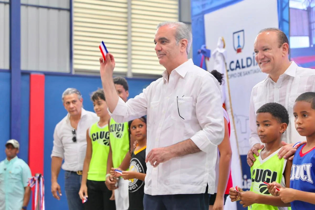 Abinader dispone que el MESCyT evalúe desde quinto de bachillerato las solicitudes de becas para garantizar el acceso oportuno a la educación superior