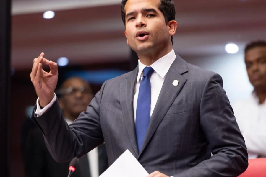 Rechazan en el Senado propuesta de Omar para indexar salarios hasta RD$52,000