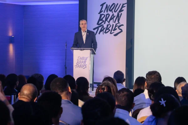 Abinader encabeza lanzamiento de “Inquebrantables”, campaña para fortalecer la juventud dominicana