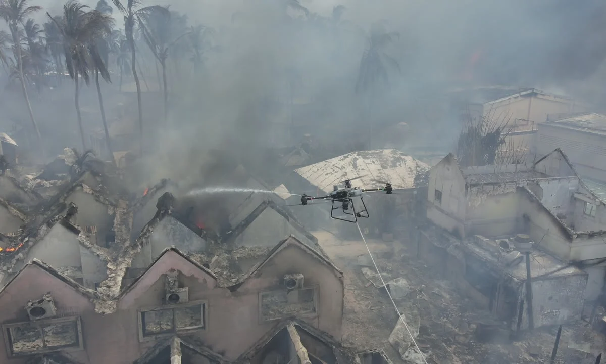 Con drones del 911 intensifican trabajos para sofocar incendio de hotel en Bayahibe
