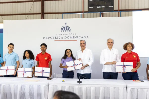 Abinader entrega laptops y anuncia mejoras para escuelas en Independencia