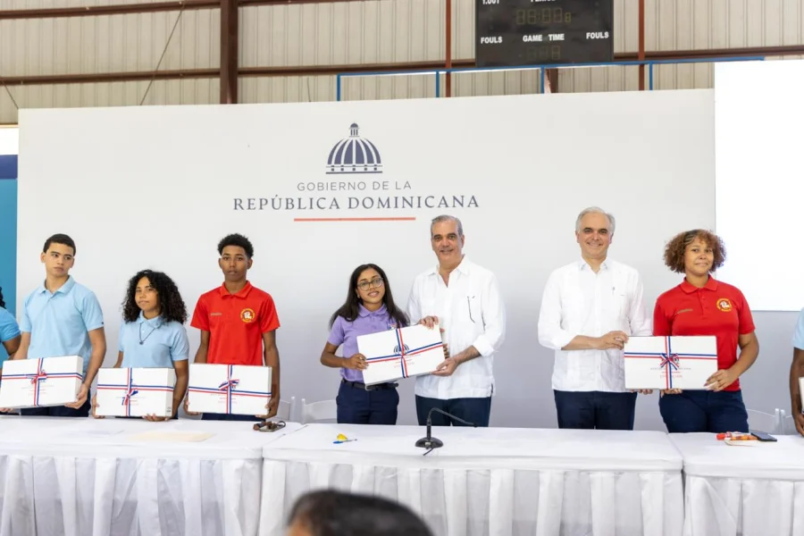 Abinader entrega laptops y anuncia mejoras para escuelas en Independencia