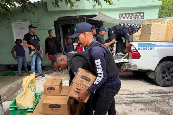 Apresan varias personas y ocupan arma de fuego, cigarrillos y bebidas alcohólicas de contrabando en Barahona