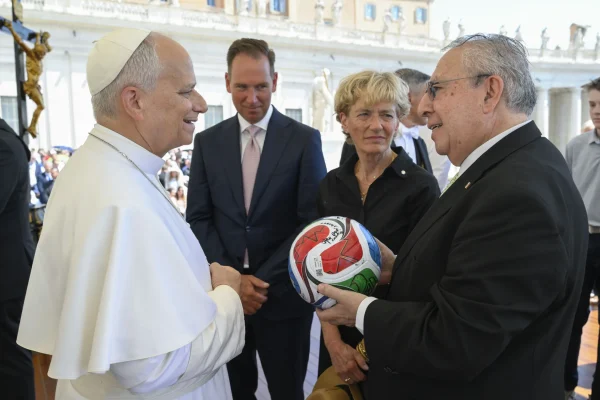 Embajadores de México, EE. UU. y Canadá entregan al papa León XIV balón oficial del Mundial
