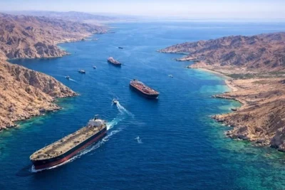 Buques y cargamentos valorados en US$125,000 millones esperan poder pasar por Ormuz