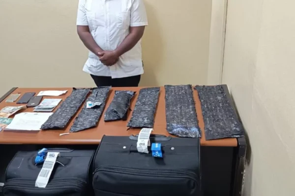 Capturan extranjero en aeropuerto del Cibao con seis paquetes de presunta cocaína ocultas en equipaje