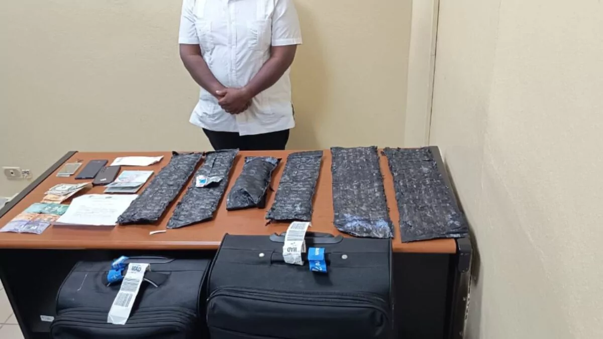 Capturan extranjero en aeropuerto del Cibao con seis paquetes de presunta cocaína ocultas en equipaje