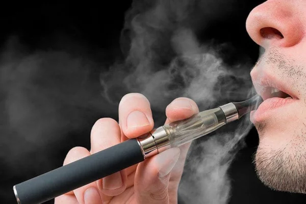 Gobierno impondrá impuesto a los vapeadores y cigarrillos electrónicos como parte del ajuste fiscal