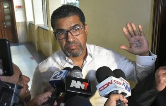 Luis Maisichell Dicent califica a Yeni Berenice, Wilson Camacho y Mirna Ortiz como «el trío diabólico»