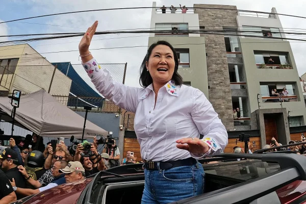 Fujimori lidera una ligera ventaja en el escrutinio presidencial en Perú