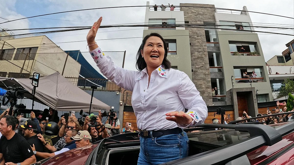 Fujimori lidera una ligera ventaja en el escrutinio presidencial en Perú