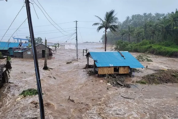 Cerca de 40 fallecidos y 4 millones de niños sin escuela por el sismo de 7.8 en Filipinas