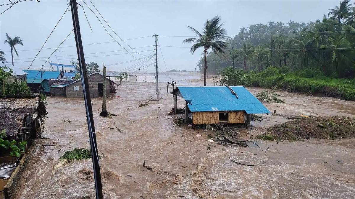 Cerca de 40 fallecidos y 4 millones de niños sin escuela por el sismo de 7.8 en Filipinas