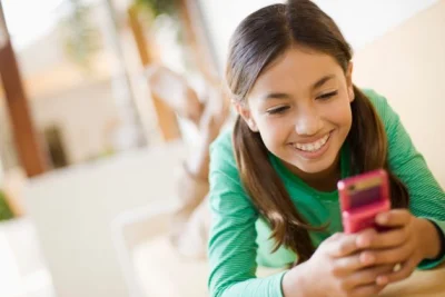 Emiratos Árabes Unidos prohíbe a los menores de 15 años usar las redes sociales