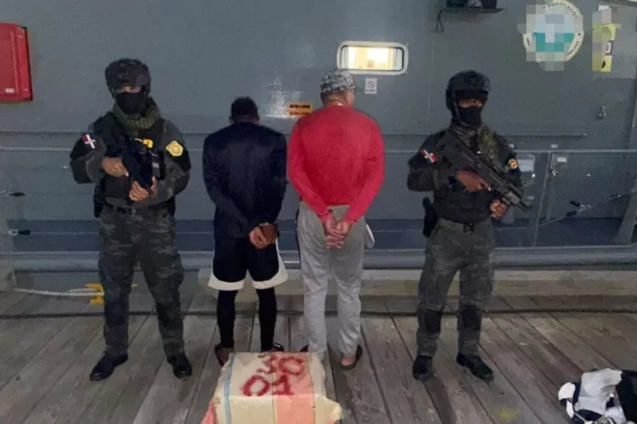 Ocupan 30 paquetes de cocaína frente a las costas de Peravia; apresan dos hombres
