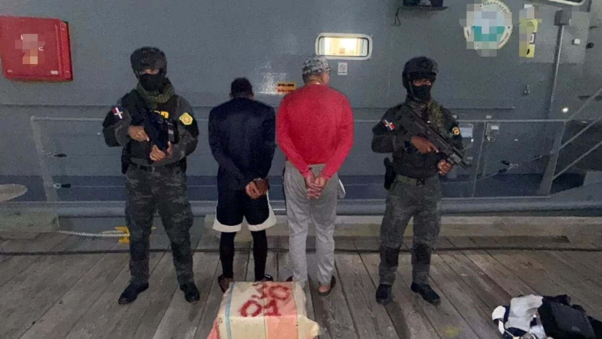 Ocupan 30 paquetes de cocaína frente a las costas de Peravia; apresan dos hombres