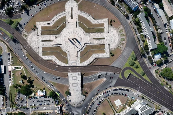 Paso a desnivel en la Plaza de la Bandera a la espera de Abinader para su inauguración