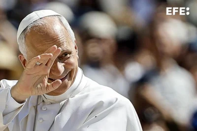 El papa recibe un balón del Mundial de manos de los embajadores de México, EEUU y Canadá