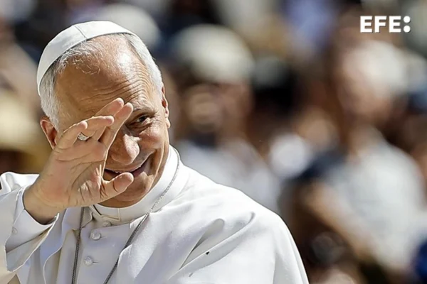 El papa recibe un balón del Mundial de manos de los embajadores de México, EEUU y Canadá