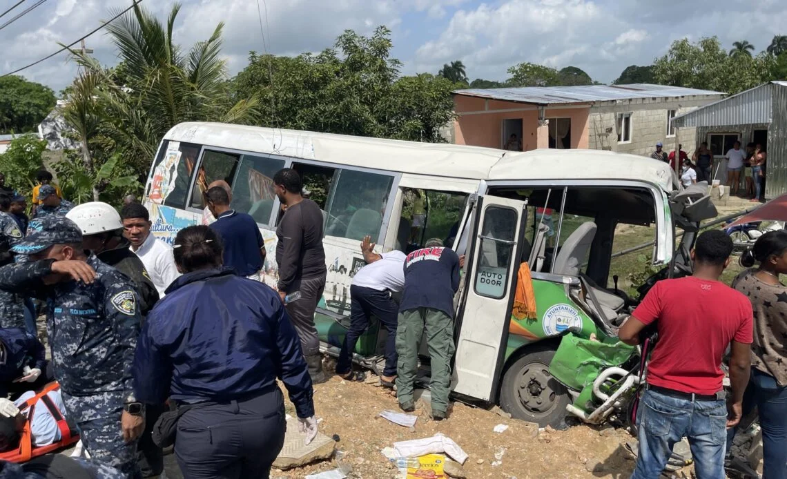 Accidente de vehículo de Supérate deja 16 personas heridas en trayecto entre Consuelo y Hato Mayor