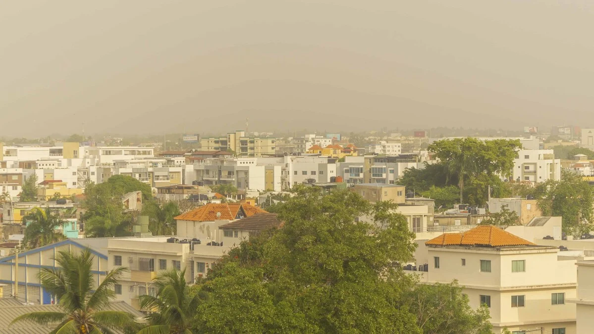 Polvo del Sahara mantendrá el ambiente caluroso y con pocas lluvias este miércoles