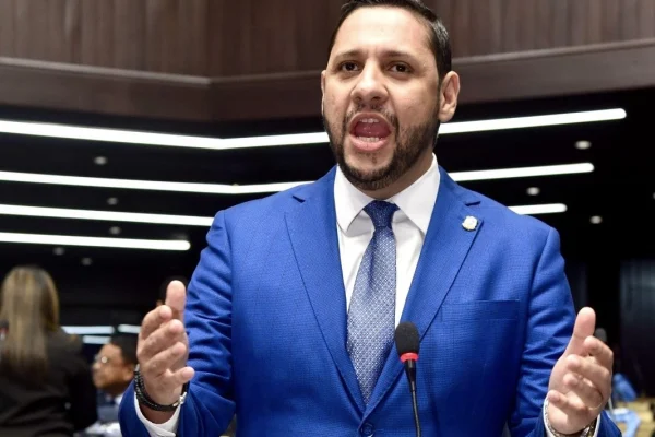 José Caraballo es elegido vicevocero del bloque de diputados del PRM