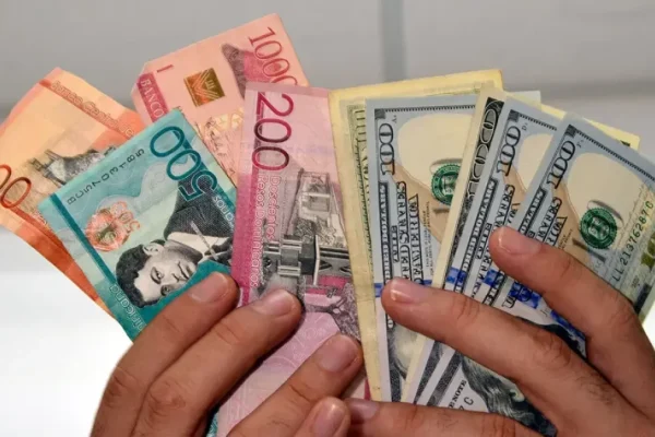 Dólar cae en el mercado cambiario dominicano al inicio de la semana